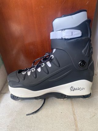Patines agresivos Anarchy negros y blancos