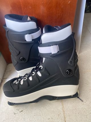 Patines agresivos Anarchy negros y blancos