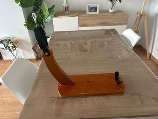 Jamonero de madera con soporte metálico