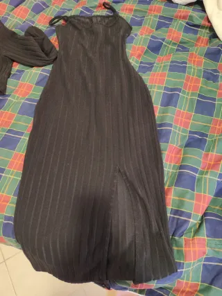 Vestito nero e maglione, si adatta anche su una M.
