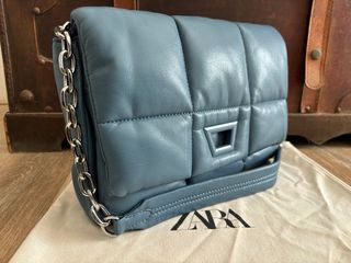 Bolso Zara acolchado cadena azul
