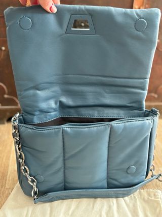 Bolso Zara acolchado cadena azul