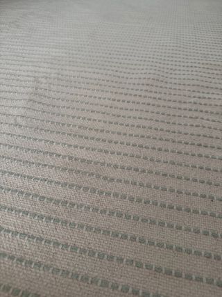 Alfombra beige y verde