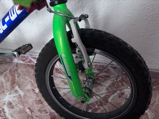 Bicicleta infantil con casco y patines