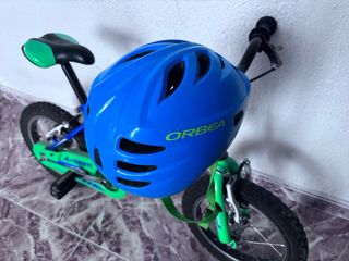 Bicicleta infantil con casco y patines