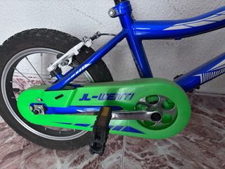 Bicicleta infantil con casco y patines