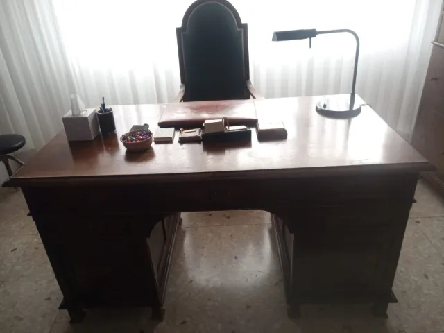 Escritorio de madera de nogal y sillón