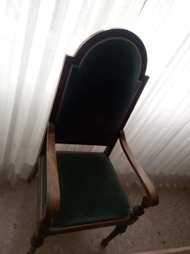 Escritorio de madera de nogal y sillón