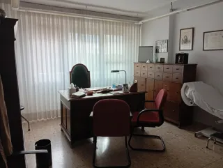 Escritorio de madera de nogal y sillón