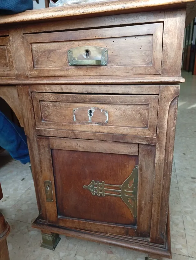 Escritorio de madera de nogal y sillón