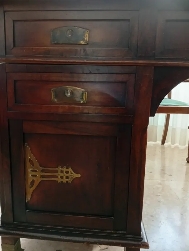 Escritorio de madera de nogal y sillón