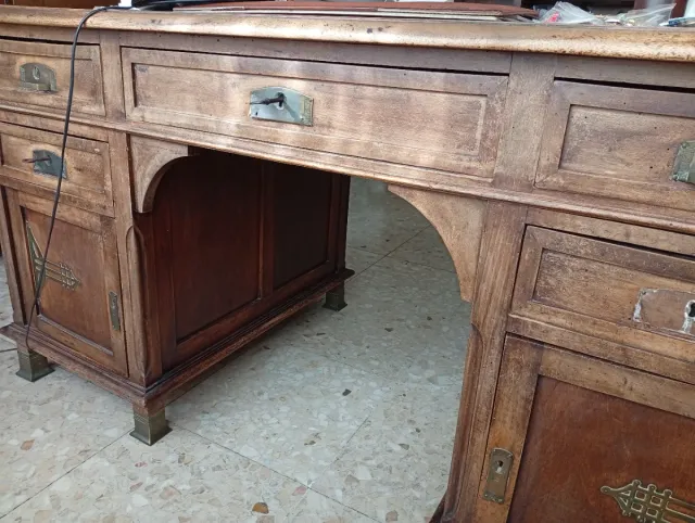 Escritorio de madera de nogal y sillón