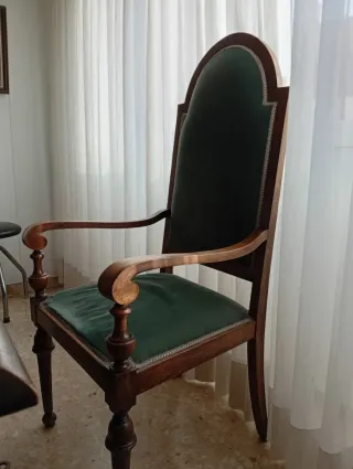 Escritorio de madera de nogal y sillón
