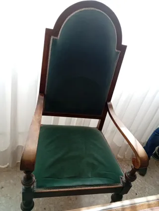 Escritorio de madera de nogal y sillón