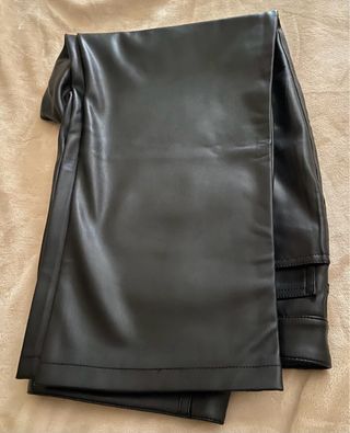 Pantalón Mango Negro Efecto Piel