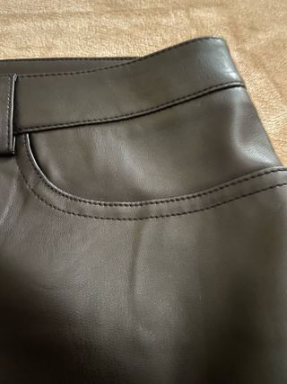 Pantalón Mango Negro Efecto Piel