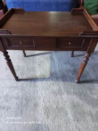 Mesa de escritorio muy antigua restaurada .