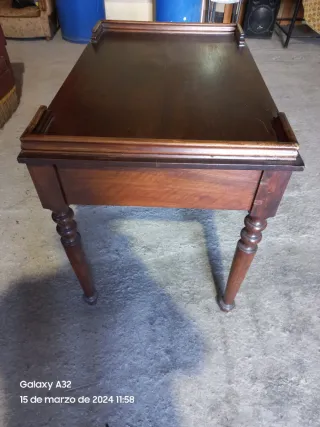 Mesa de escritorio muy antigua restaurada .