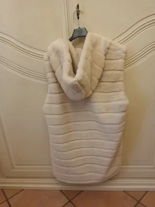 Gilet con cappuccio in ecopelliccia beige