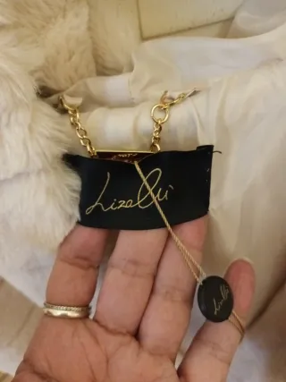 Gilet con cappuccio in ecopelliccia beige