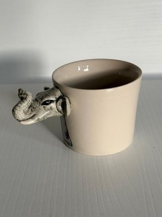 Tazza con manico a forma di elefante