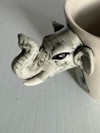 Tazza con manico a forma di elefante