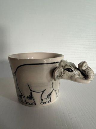 Tazza con manico a forma di elefante