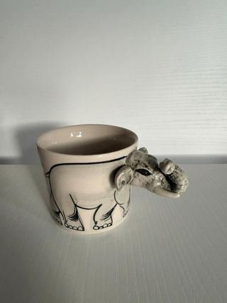 Tazza con manico a forma di elefante