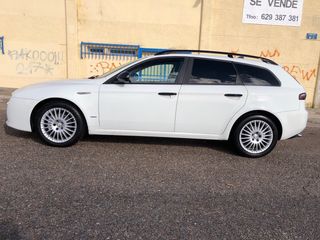 Coche alfa romeo color blanco