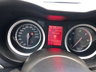 Coche alfa romeo color blanco