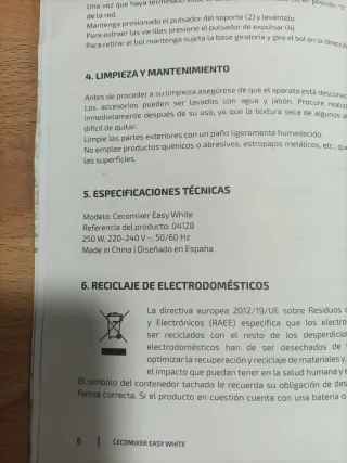 Robot de cocina blanco y plateado.