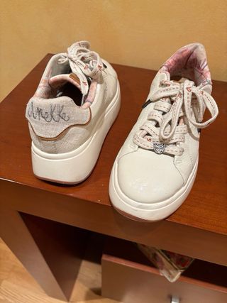 Zapatillas blancas elegantes y cómodas