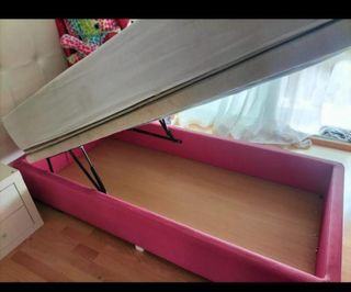 Cama tapizada con arcón y cabecero