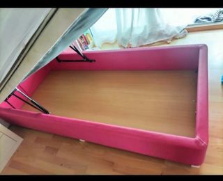 Cama tapizada con arcón y cabecero