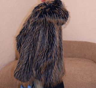 Ecopelliccia blu con sfumature beige