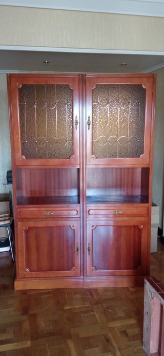 Mueble clásico madera vitrinas y chimenea