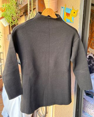 Jersey negro cuello caja básico