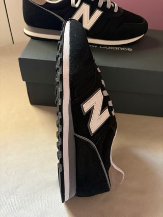 New Balance 373 Negro/Beige