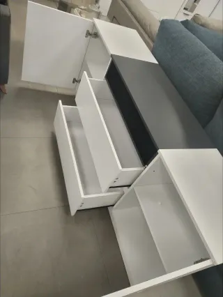 ELEGANTE APARADOR BLANCO Y NEGRO