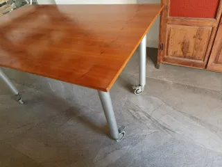 Mesa Cerezo Diseño Aluminio con Ruedas