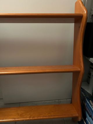 Estantería de madera marrón