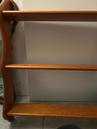 Estantería de madera marrón