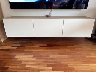 Mueble TV salón madera y blanco