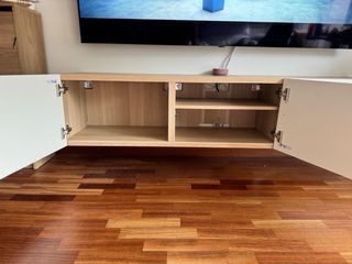 Mueble TV salón madera y blanco