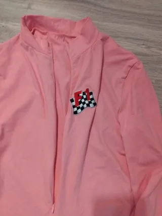 Mono rosa F1 con bandera a cuadros. Disfraz Barbie