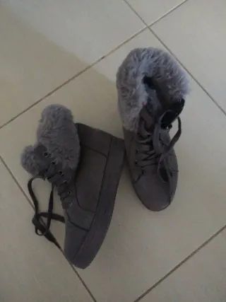 Scarpe grigie con pelliccia