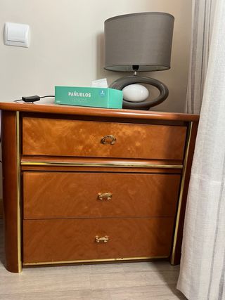 Armario de madera, mesillas, cómoda y cabecero
