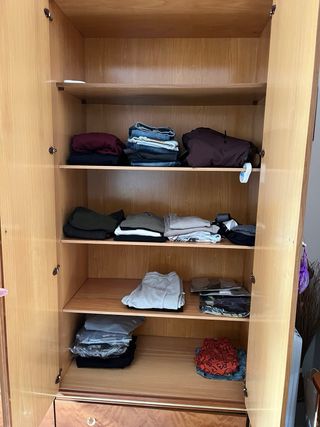 Armario de madera, mesillas, cómoda y cabecero
