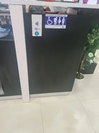 Balcão recepção com vitrines