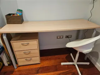 Escritorio con cajonera de madera y silla